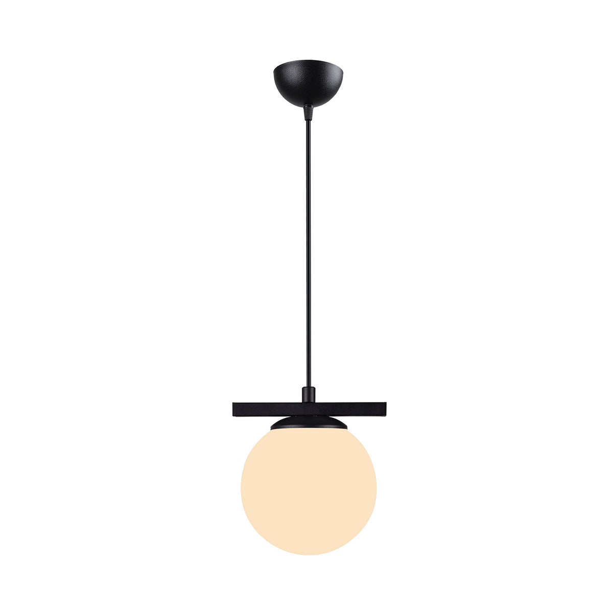 Suspension noire avec globe blanc opale allumé sur fond blanc