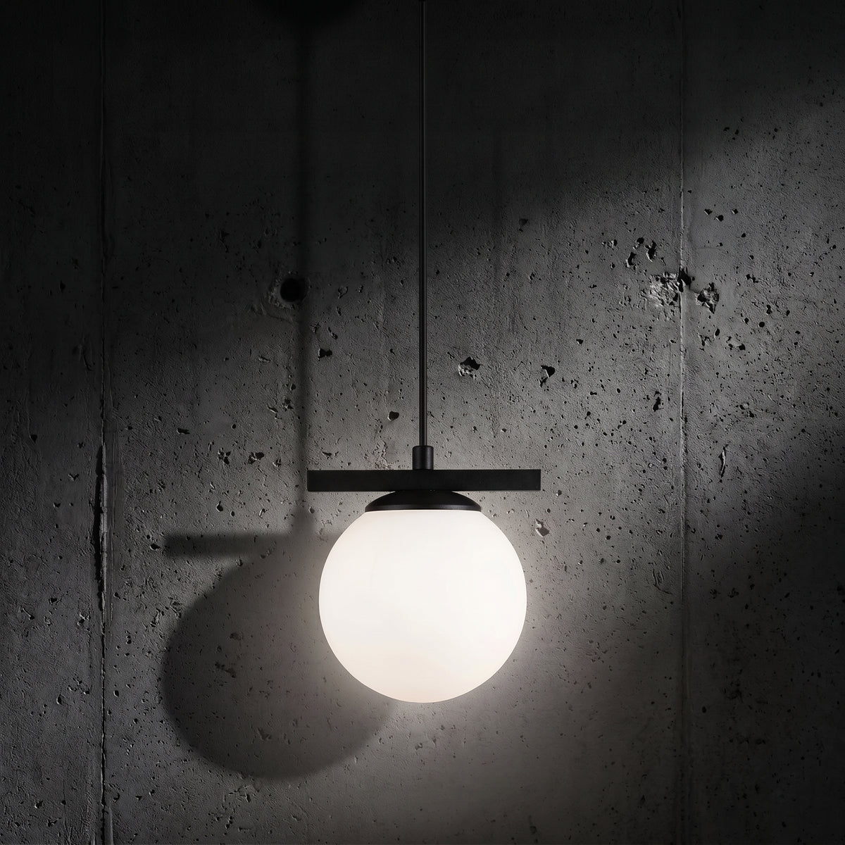 Suspension 1 globe en verre blanc opale avec barre noire minimaliste sur fond sombre