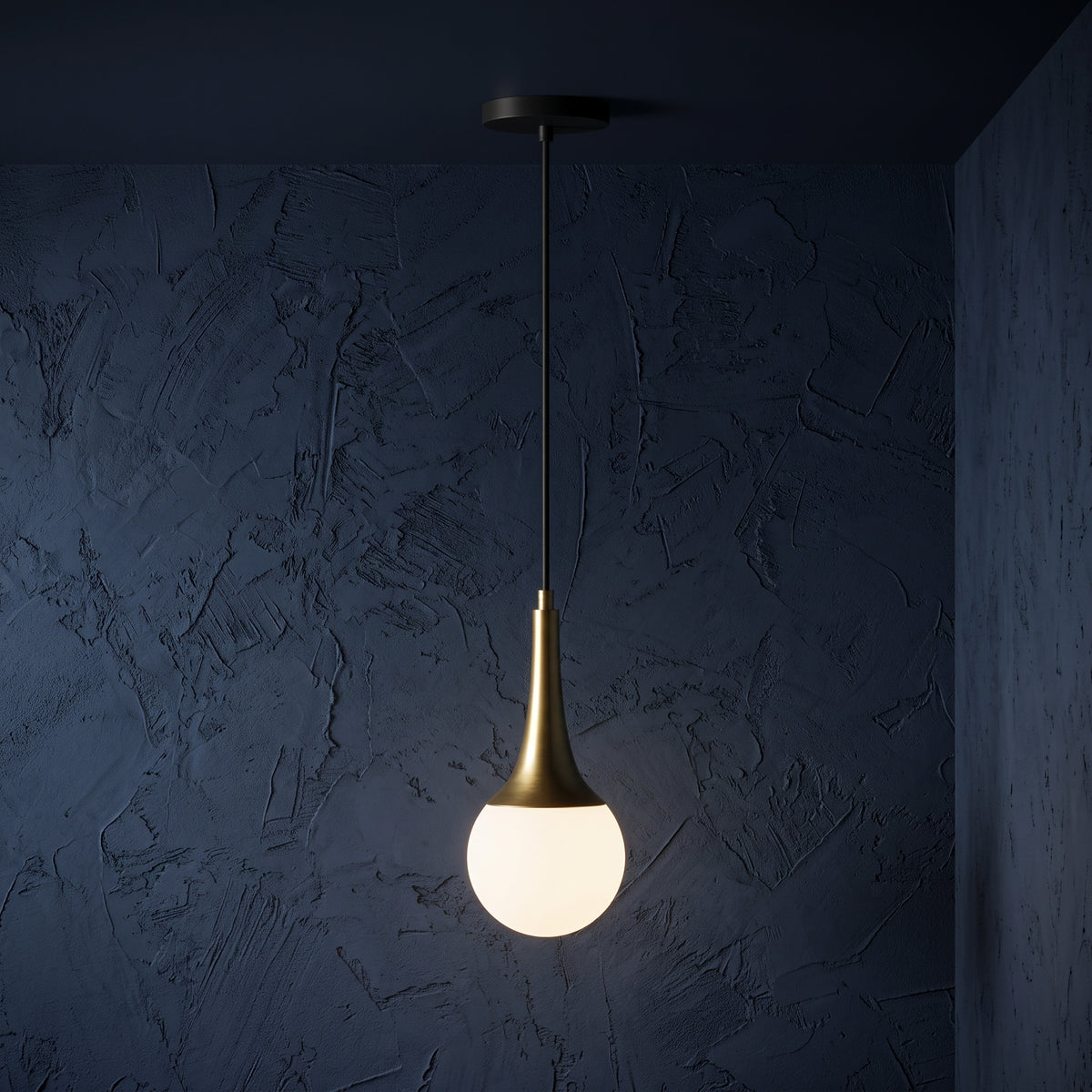 Suspension 1 globe en verre blanc opale avec col conique doré allumée sur fond sombre