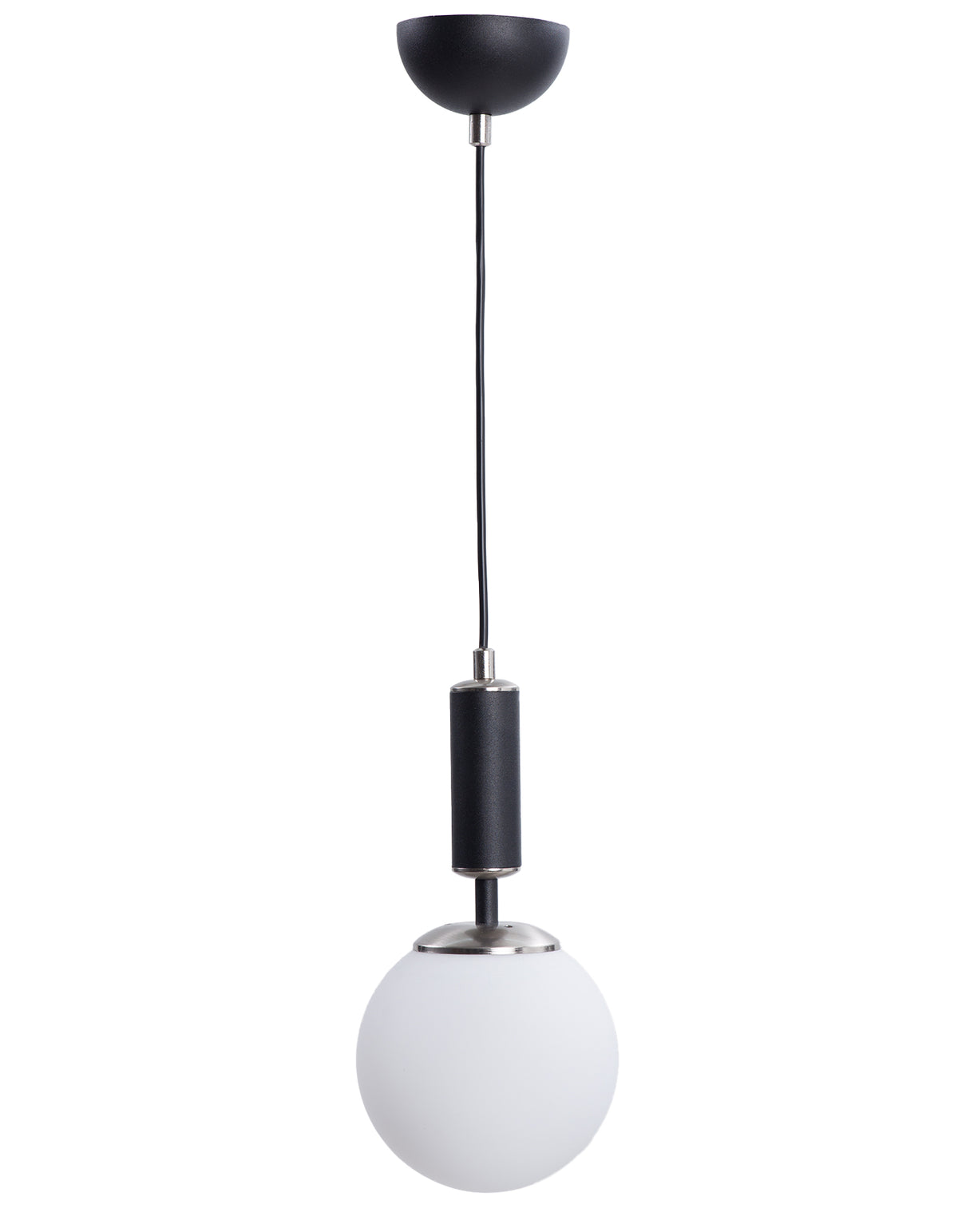 Vue de la suspension avec globe blanc opale, cylindre noir mat et finitions chromées