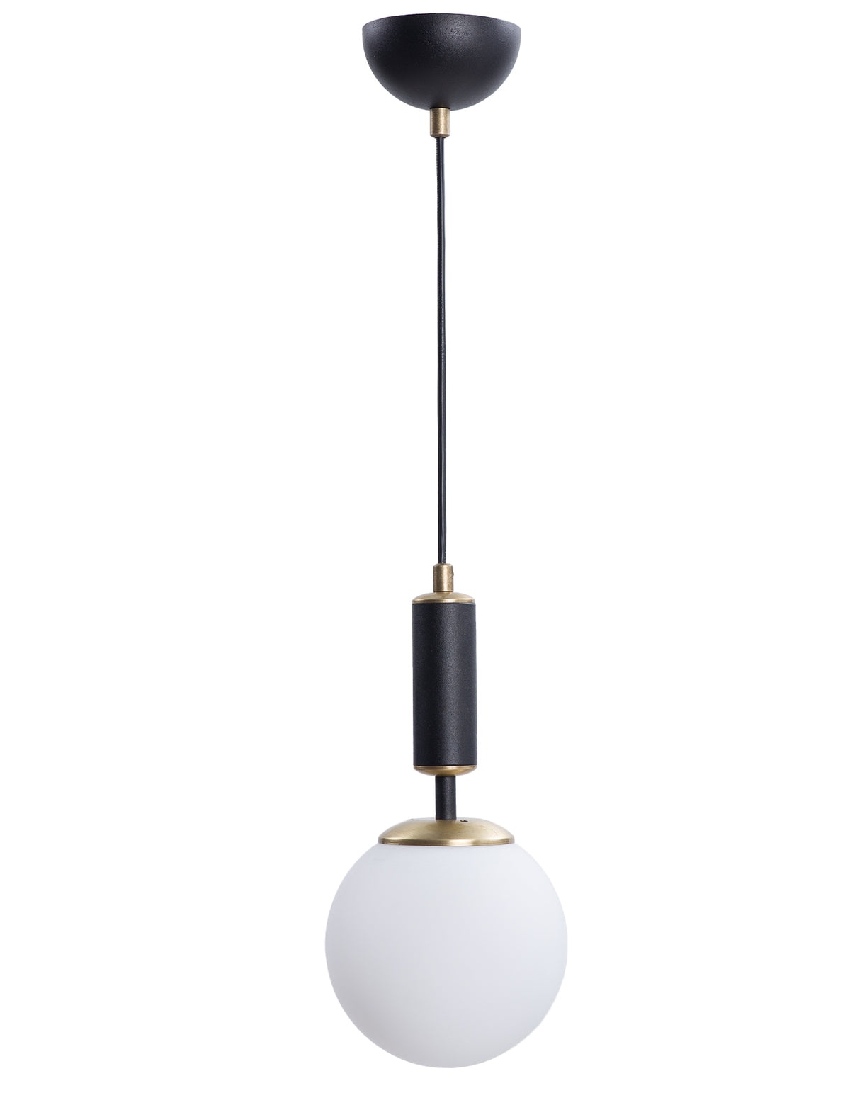 Vue de la suspension avec globe blanc opale, cylindre noir mat et finition laiton