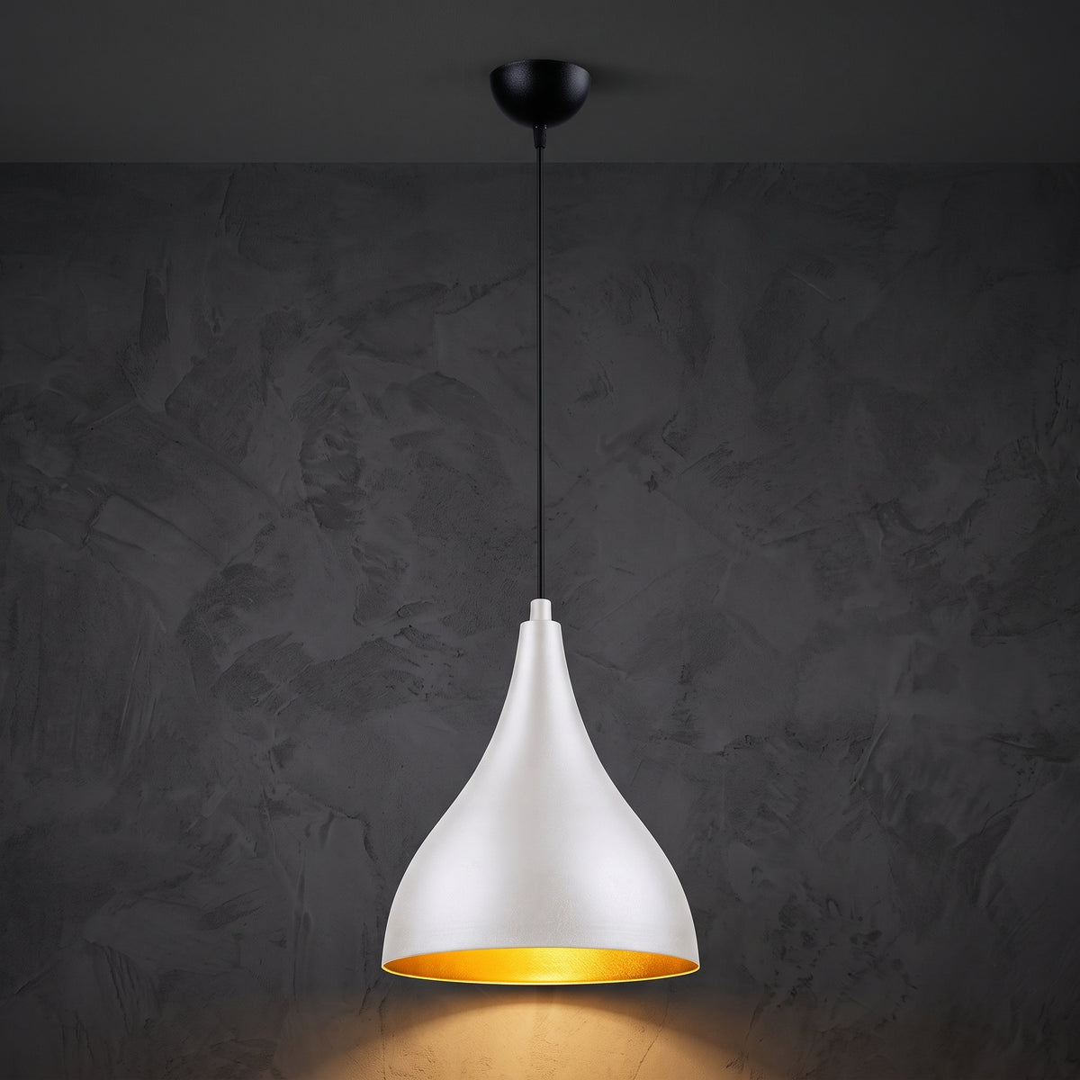 Suspension goutte blanc mat et intérieur doré allumée sur fond sombre
