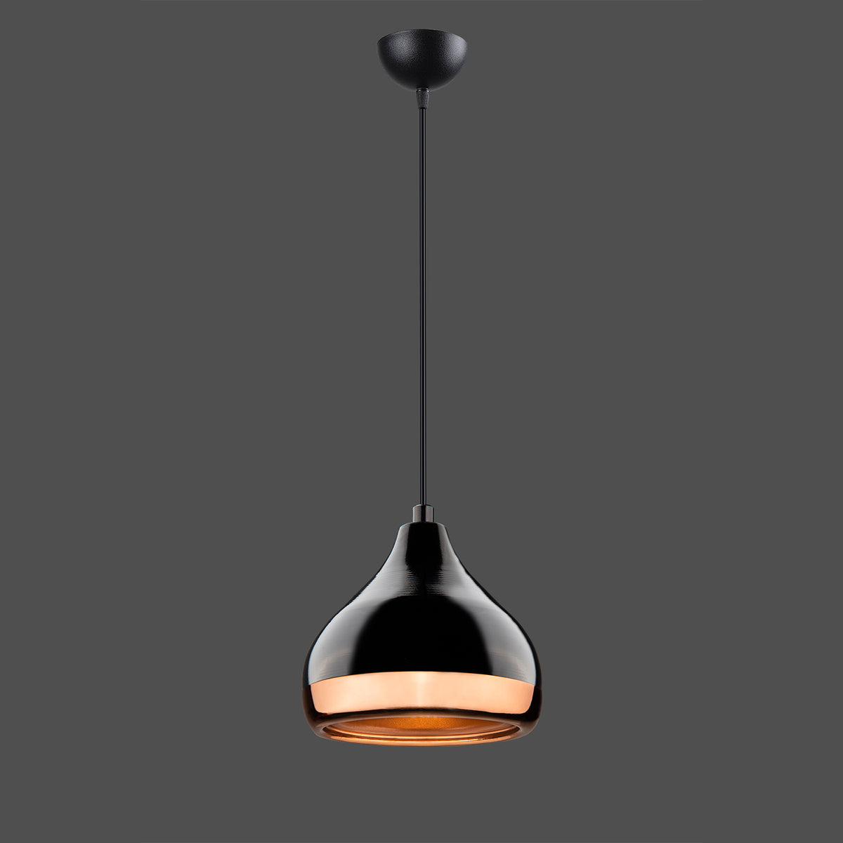 Suspension industrielle noire et rose gold allumée avec reflet cuivré sous l’abat-jour